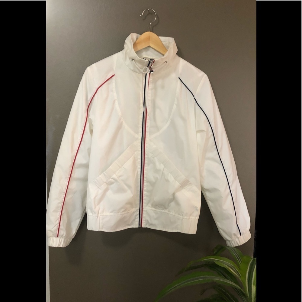 FILA Wind Breaker size Medium!💙❤️🤍